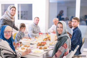 مائدة الافطار في رمضان تجمع العائلة وتبعث الألفة والمودة بين افرادها