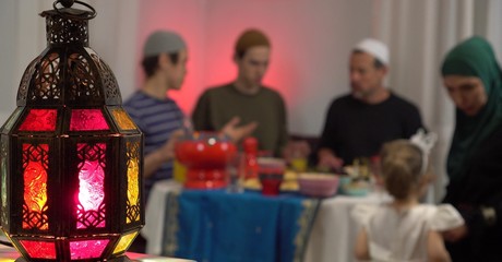 مائدة الافطار في رمضان تجمع العائلة والأحبة