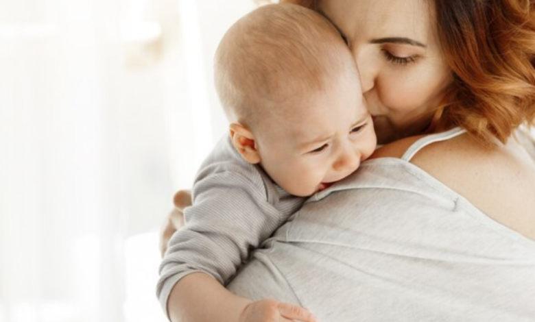 كيف تتعامل الأم مع بكاء الطفل حديث الولادة
